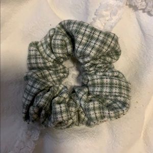 green scrunchie listing for a bundle
